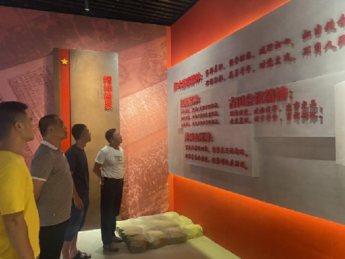 烽林连珂莹：弘扬“八一”精�?传承红色基因——海峡科化烽林分公司党委开展退役军人党员红色教学活�?.jpg
