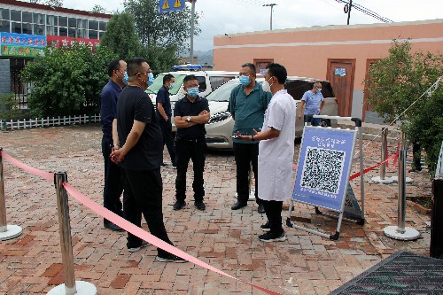 青海青乐公司党委书记、董事长李赐涛慰问驻地一线防疫人员~1.jpg