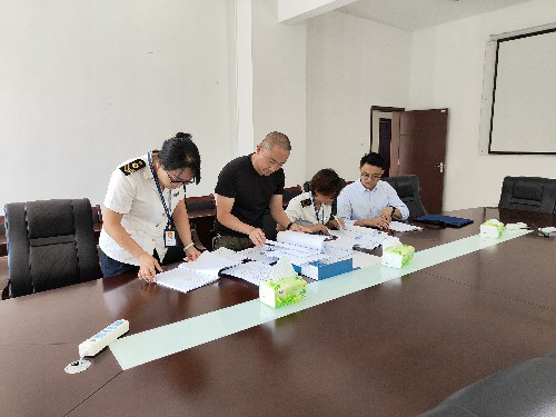 （建议采用）龙岩分公�?戚永�?新罗区卫生监督所莅临龙岩分公司检查职业卫生管理情况~1.jpg