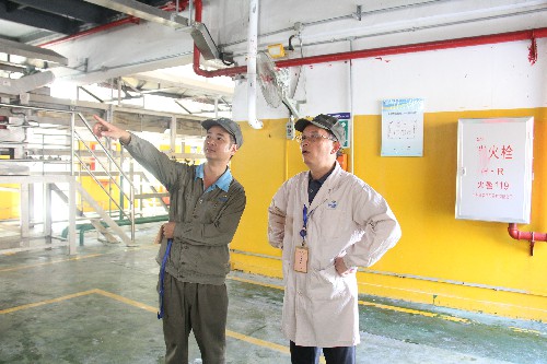福安胡廷淦：图为颜建议到车间现场 (1)~1.jpg