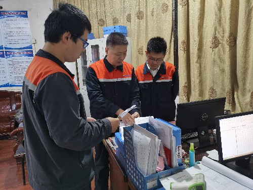 富兴建设公司+王凯�?来庆忠到项目部开展工程车辆使用情况专项督查~1.jpg