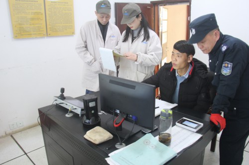 格式工厂福安胡廷淦：图为检查组一行查看现�?(1).jpg