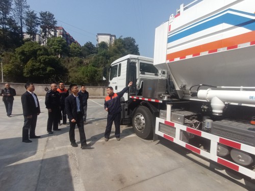 格式工厂富兴建设公司 谭立�?张治平带队到富兴建设公司运输队开展危险品道路运输安全工作调研.jpg
