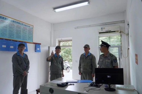 格式工厂领导带队现场检查（库区监控室）.jpg