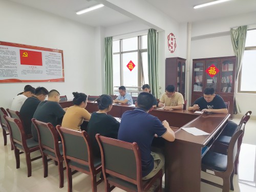 格式工厂龙岩分公�?黄晓�?龙岩分公司团支部专题学习公司第二次团代会精神1.jpg