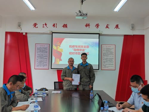 格式工厂龙岩分公�?张逸清+签订“导师带徒”结对书.jpg
