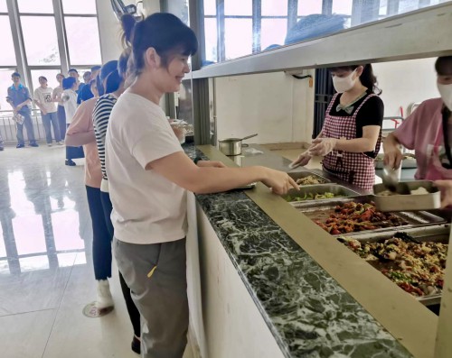 格式工厂龙岩分公�?林伟�?职工排队取餐.jpg