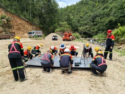 格式工厂富兴建设公司成功完成钛钢板爆破焊接_.jpg