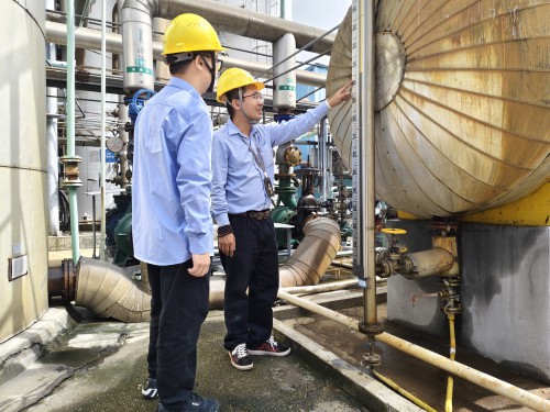 格式工厂永安双华公司邓焱珍：一线员工在对现场对设备液位情况进行检查巡检.jpg