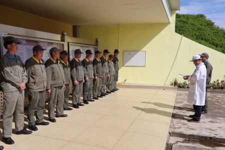 格式工厂龙岩分公司+林嘉豪+海峡科化公司党委委员、副总经理廖金发到龙岩分公司参加乳化一车间班前会 (2).jpg